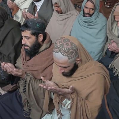 Huumeriippuvaisia hoidetaan rukoilemalla vankilassa Kandaharissa, Afganistanissa.