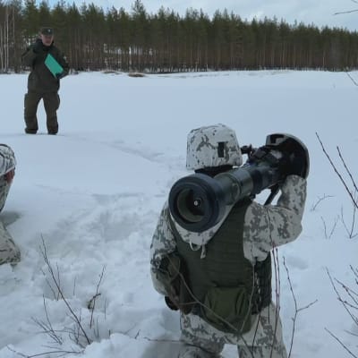 Vapaaehtoisen maanpuolustuskurssin osallistujat harjoittelivat Ukrainasta tutun NLAW-panssarintorjuntaohjuksen käyttöä