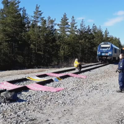 Aktivistit pysäyttivät venäläistä hiiltä kuljettaneen junan Hangossa