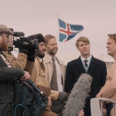 Scen ur den isländska TV-serien Blackport. Statsministern intervjuas av internationell press.  