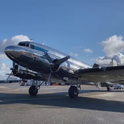 Lähes 80-vuotias DC-3 nousi ilmaan Vaasan kentällä
