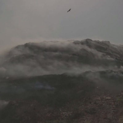 Kaatopaikka palaa helteissä kärvistelevässä Delhissä
