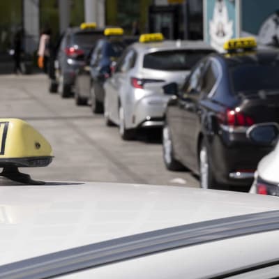 Tuhannet taksiyrittäjät ovat joutuneet tehovalvontaan ja voivat menettää liikennöintilupansa – kuljettaja: "Valvontaa syytäkin kiristää" 