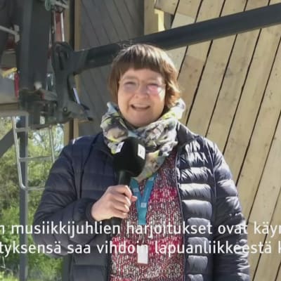Ohjaaja Tuomas Parkkinen kertoo, mikä on Hiljaiset perivät maan -oopperan keskeinen sanoma