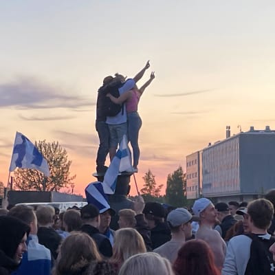Jääkiekon maailmanmestaruuden juhlijoita Oulun torilla.