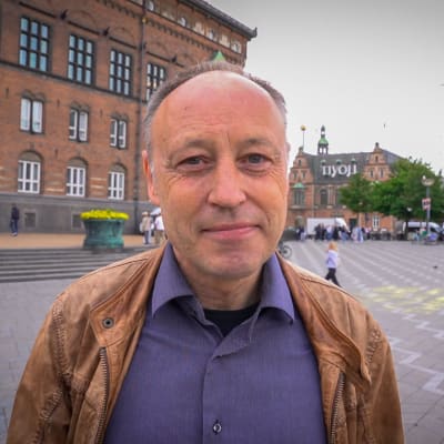 Kim Ahm tittar in i kameran på Rådhusplatsen.