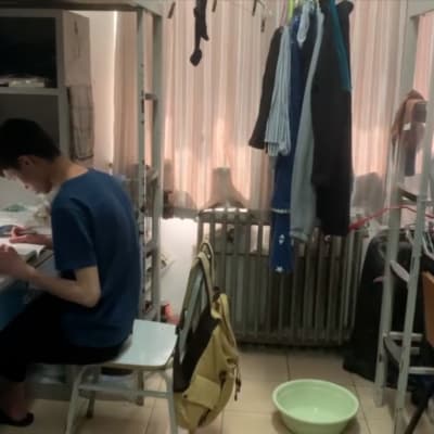 Huone kiinalaisen yliopiston asuntolassa.
