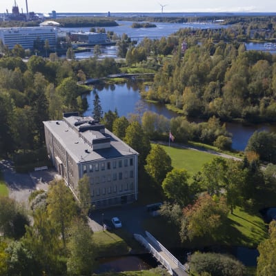 Ainolan museorakennus Oulussa ilmasta käsin.