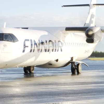 Ett propellerplan från Finnair rullar längs landningsbanan