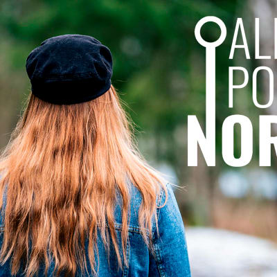 Yle Newsin All Points North -tunnus ja kuva, jossa nainen seisoo metsässä selkä päin kameraan. 