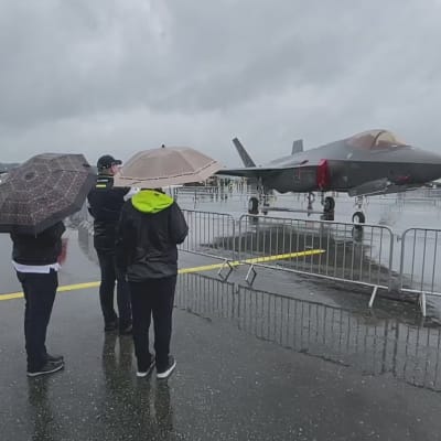 Onhan ne pelottavia ja vakuuttavia" – Suomen uusi hävittäjä F35-A varasti yleisön huomion Porin ilmailutapahtumassa 