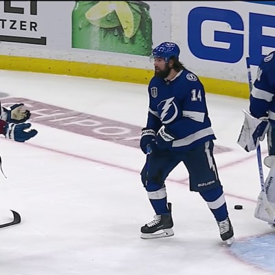Pat Maroon huitoo Josh Mansonia