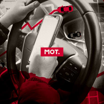 En bildsättningsbild av en person som sitter vid ratten i en bil och har framme mobiltelefonen, texten "MOT" syns mitt på bilden.
