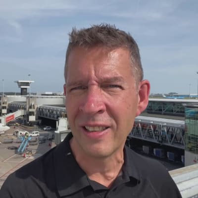 Toimittaja Jari Mäkinen kertoo ruuhkista Schipholin lentoasemalla Amsterdamissa