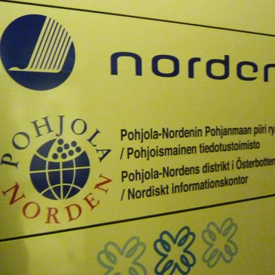 Pohjola-Norden -säätiön logo toimiston ovessa.