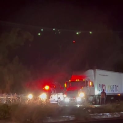 Rekan perävaunusta pelastuneita siirtolaisia hoidettiin tien penkalla Meksikossa