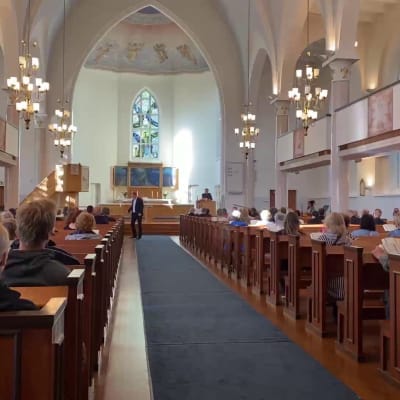 Suruhartauteen Savonlinnan tuomiokirkkoon saapui paljon nuoria ihmisiä