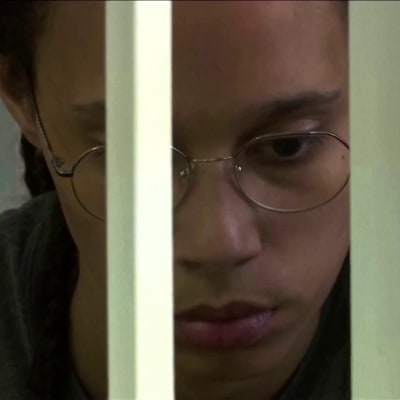 Yhdysvaltalainen koripallotähti Brittney Griner kuunteli, kun hänelle luettiin yhdeksän vuoden vankeustuomio Venäjällä