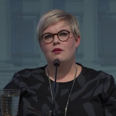  Valtiovarainministeri Annika Saarikko (kesk.) kertoi budjettineuvotteluiden päälinjoista tiedotustilaisuudessa.
