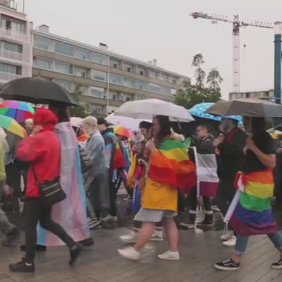 Oulussa Pride-kulkue alkoi – sade ei haitannut osallistumista, katso tunnelmia
