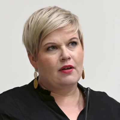 Valtiovarainministeri Annika Saarikko kommentoi veronkevennyksiä Tuusulassa 10.8.