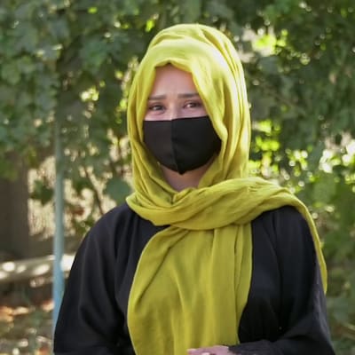 Zahra on 32-vuotias yksinhuoltajaäiti Afganistanin Kabulissa.