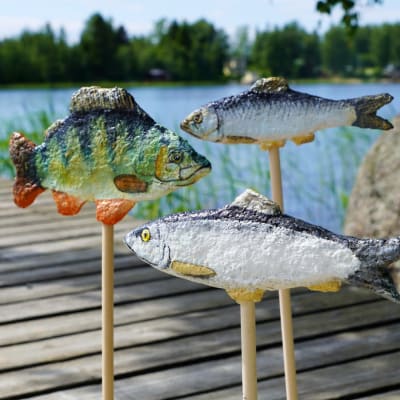 Dekorativa fiskar på pinnar.