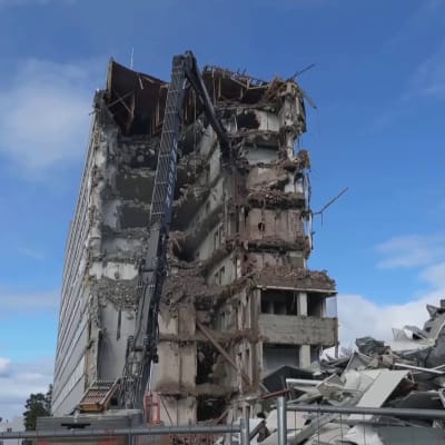 Purkukone nakertaa potilastornista palan kerrallaan