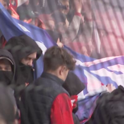 Kaaos Stadin derbyssä: HIFK-fanit polttivat HJK:n banderollin