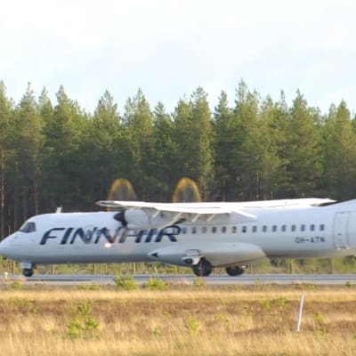 Ett Finnairplan rullar längs landningsbanan på väg att lyfta