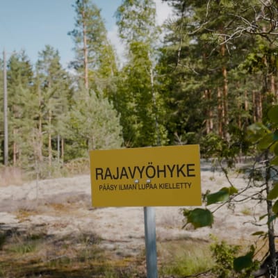 Metsää, jonka keskellä kyltti: "Rajavöyhyke. Pääsy ilman lupaa kielletty."