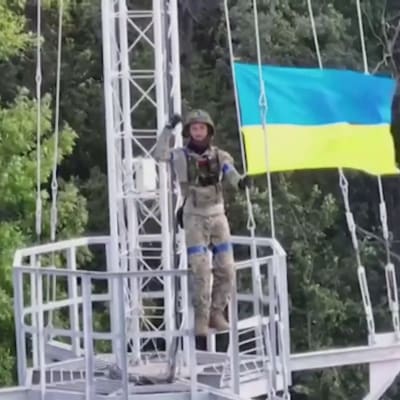 Ukrainan sotilas nosti maan lipun salkoon takaisin vallatulla alueella Harkovassa
