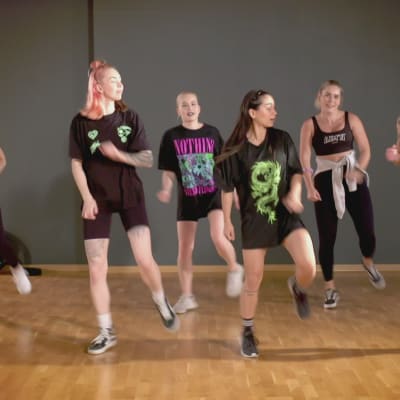 Nyt nuoria villitsee shuffletanssi. Videolla tanssivat Tanja Koho, Eena Salorinta, Julia Piironen, Jennie Kari, Jutta Joelsson  ja Jenna Lintu.