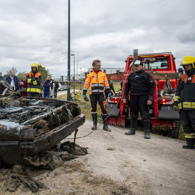 Vantaanjoesta nostettiin tiistaina vuosikausia upoksissa olleita henkilöautoja.