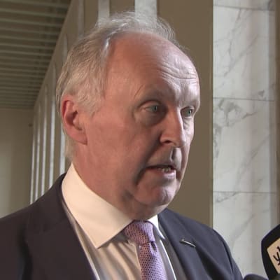 Peruspalveluministeri Aki Lindén puolustaa potilasturvallisuuslakia