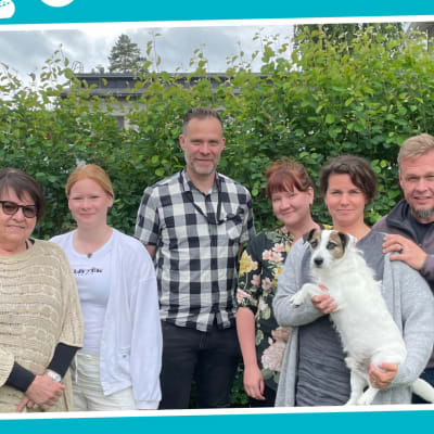 Kuusi henkilöä ja koira vihreän pensaan edessä, kuvassa Kutsu Yle kahville -tunnus.