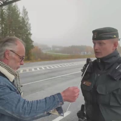 Rajavartioaseman päällikön Topi Piiroisen mukaan Kuusamossa rajanylityksiä on viikossa noin sata. Haastattelijana Ensio Karjalainen.