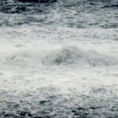 Ruotsin rannikkovartiosto kuvasi 27.9.2022 NordStreamin putkirikkojen aiheuttamaa kuplintaa Bornholmin saaren edustalla.