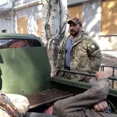 Yle oli paikalla kun Ukrainan joukot ottivat kiinni vihollisen avustamisesta epäillyn miehen Bakhmutin kaupungissa Itä-Ukrainassa.