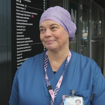 Sairaanhoitaja Sanna Alavesa työasussaan Oulun yliopistollisen sairaalan käytävällä.