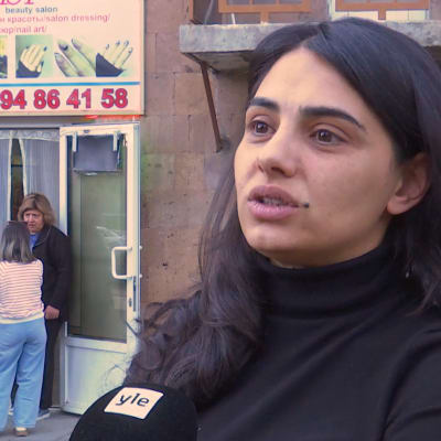 Lapsia tänne ei uskalla vielä tuoda, sanoo armenialainen Ofelya Zohrabyan kotikaupungissaan Jermukissa.