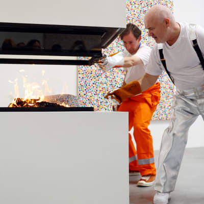 Damien Hirst alkoi tiistaina polttaa tuhansia teoksiaan omassa galleriassaan Lontoossa.