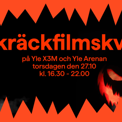 En orange text "Skräckfilmskväll på Yle X3M och Yle Arenan torsdagen den 27.10 kl.16.30-22.00" på en svart bakgrund med orangea "tänder" uppe och nere i bilden. I bildens högra nedre kant finns en Halloween pumpa.