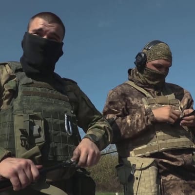 Venäläiset värvätyt harjoittelevat sotataitoja.