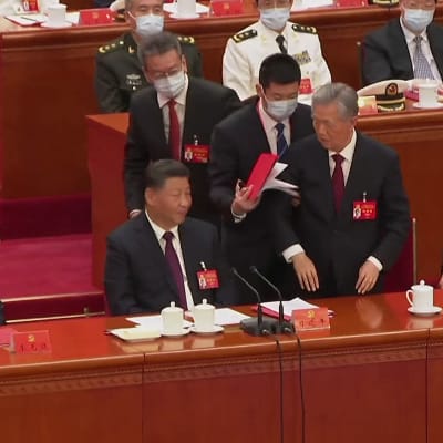 Uusi video paljastaa hetket ennen Hu Jintaon dramaattista poistamista kommunistisen puolueen kokouksesta.