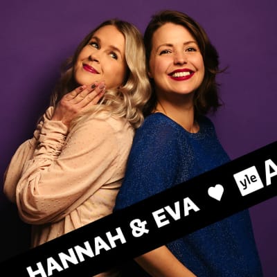 Två kvinnor poserar.