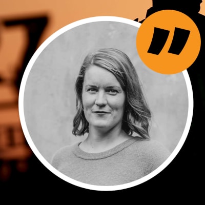 solnedgång med COP27-skylt i bakgrunden, Marianne Sundholms ansikte editerad.