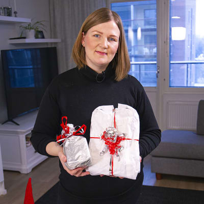 Rantanen esittelee elintarvikepakkauksista tehtyjä lahjapaketteja.