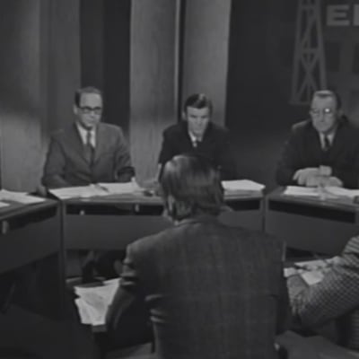 Mustavalkoisessa kuvassa asiantuntijoita haastatellaan studiossa öljykriisistä ja sen aiheuttamista säästötoimista 19. joulukuuta 1973.