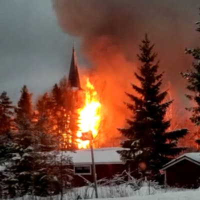 Ett kyrtorn i lågor. 